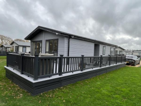 St Helens - Lodge - sleeps 4 - Pets Allowed - Pool